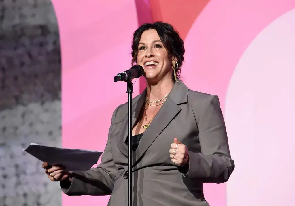 Alanis Morissette Sings her version of YellowJackets theme song 'No Return'