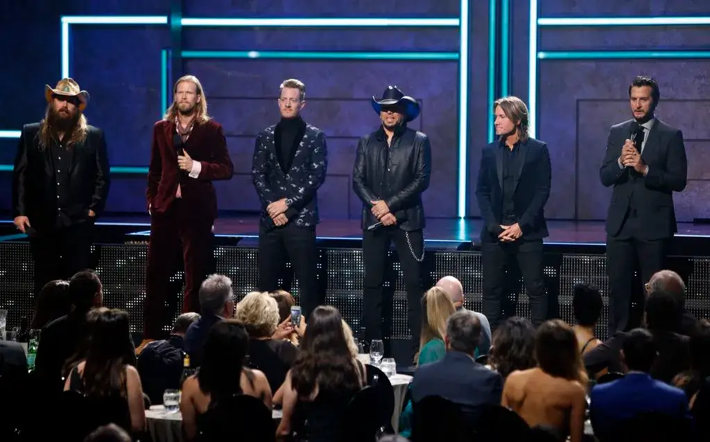 Country star honor shooting victims at CMT music awards
